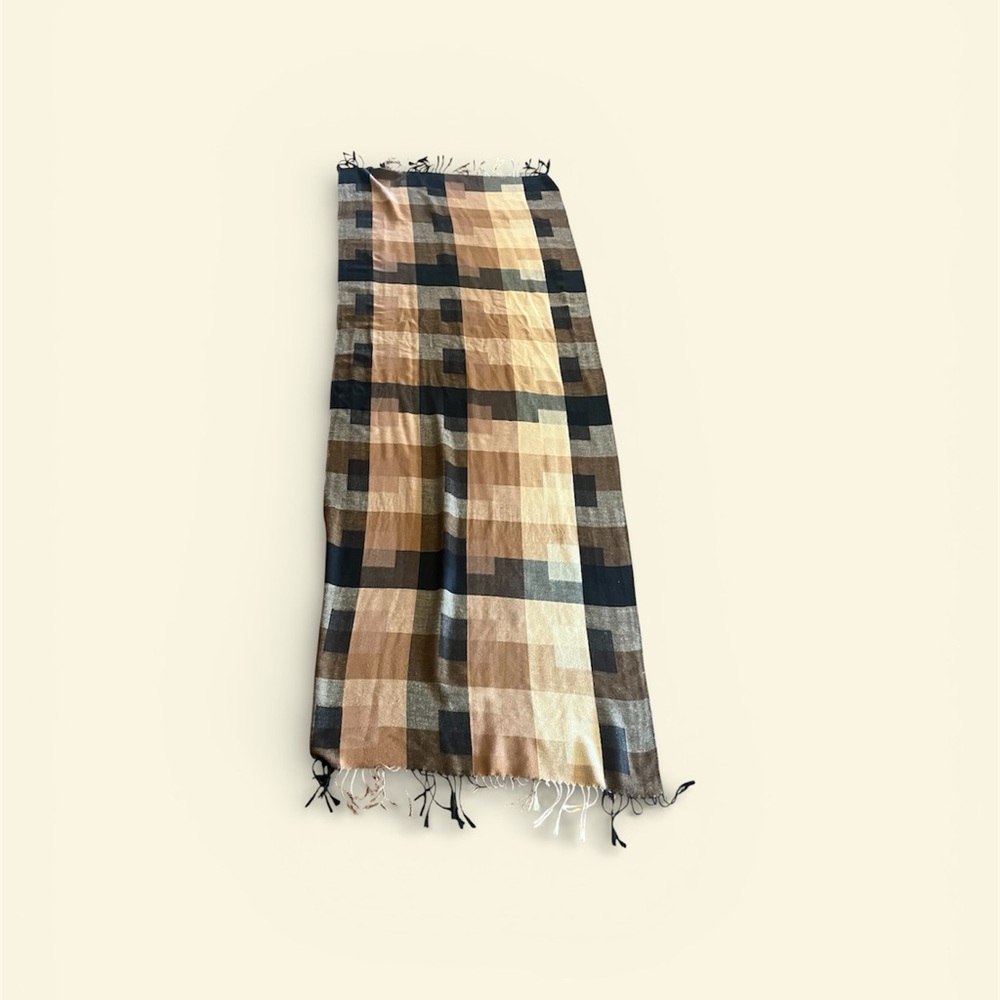 Soft Checkered Scarf w/ Fringed Edges